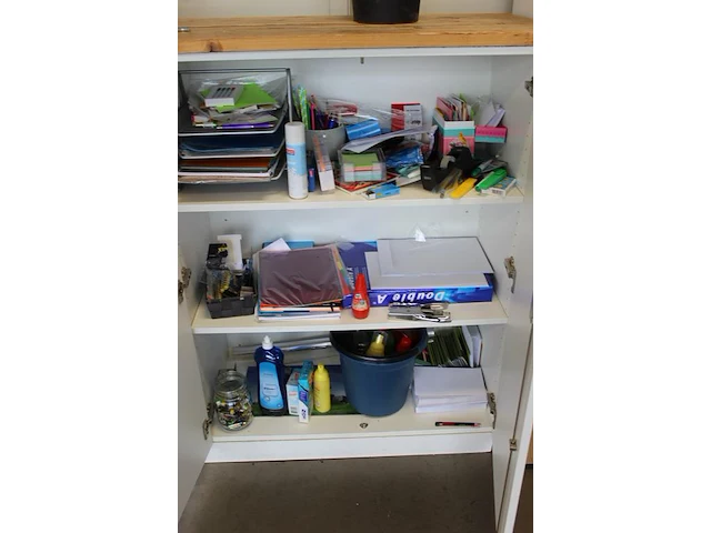 Kantoormaterialen waaronder schrijfgerei, brievenbakjes, perforatoren en printpapier. - afbeelding 4 van  4