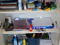 Kantoormaterialen waaronder schrijfgerei, brievenbakjes, perforatoren en printpapier. - afbeelding 4 van  4