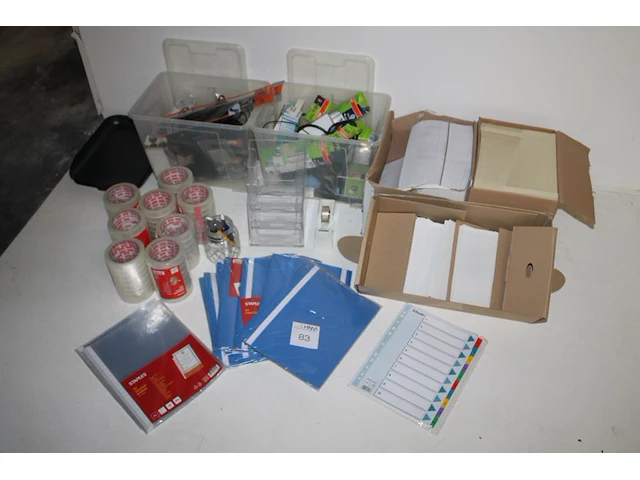 Kantoormaterialen waaronder schrijfgerei, brievenbakjes, plakbandapparaat, enveloppen, tapes, tabbladen, sn... - afbeelding 1 van  3