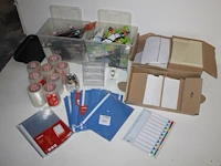 Kantoormaterialen waaronder schrijfgerei, brievenbakjes, plakbandapparaat, enveloppen, tapes, tabbladen, sn... - afbeelding 1 van  3