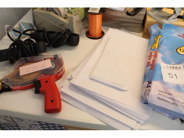 Kantoormaterialen waaronder schrijfgerei, brievenbakjes, tapedispencer, plakbandapparaat, enveloppen, a4-pa... - afbeelding 1 van  4