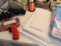 Kantoormaterialen waaronder schrijfgerei, brievenbakjes, tapedispencer, plakbandapparaat, enveloppen, a4-pa... - afbeelding 1 van  4
