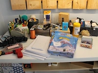 Kantoormaterialen waaronder schrijfgerei, brievenbakjes, tapedispencer, plakbandapparaat, enveloppen, a4-pa... - afbeelding 2 van  4