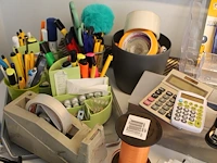 Kantoormaterialen waaronder schrijfgerei, brievenbakjes, tapedispencer, plakbandapparaat, enveloppen, a4-pa... - afbeelding 3 van  4