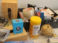 Kantoormaterialen waaronder schrijfgerei, brievenbakjes, tapedispencer, plakbandapparaat, enveloppen, a4-pa... - afbeelding 4 van  4
