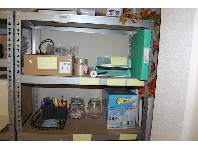 Kantoormaterialen waaronder whiteboardmarker, post-its, tapedispencer, plakband, pennen, brievenbakjes, pri... - afbeelding 1 van  5