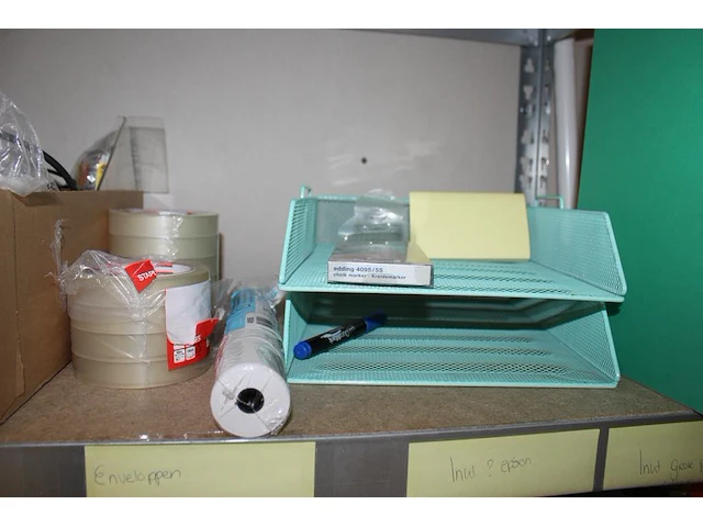 Kantoormaterialen waaronder whiteboardmarker, post-its, tapedispencer, plakband, pennen, brievenbakjes, pri... - afbeelding 3 van  5