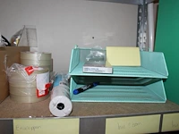 Kantoormaterialen waaronder whiteboardmarker, post-its, tapedispencer, plakband, pennen, brievenbakjes, pri... - afbeelding 3 van  5