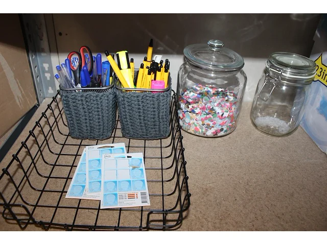 Kantoormaterialen waaronder whiteboardmarker, post-its, tapedispencer, plakband, pennen, brievenbakjes, pri... - afbeelding 4 van  5