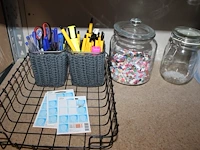 Kantoormaterialen waaronder whiteboardmarker, post-its, tapedispencer, plakband, pennen, brievenbakjes, pri... - afbeelding 4 van  5