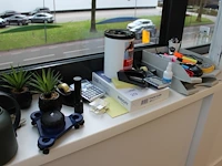 Kantoormaterialen w.o. brievenbakjes, schrijfgerei en nietmachines. - afbeelding 1 van  3