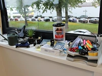 Kantoormaterialen w.o. brievenbakjes, schrijfgerei en nietmachines. - afbeelding 2 van  3