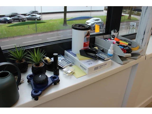 Kantoormaterialen w.o. brievenbakjes, schrijfgerei en nietmachines. - afbeelding 3 van  3