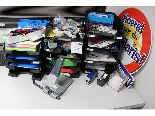 Kantoormaterialen, w.o. brievenbakjes, schrijfgerei en perforator. - afbeelding 1 van  1