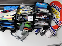 Kantoormaterialen, w.o. brievenbakjes, schrijfgerei en perforator. - afbeelding 1 van  1