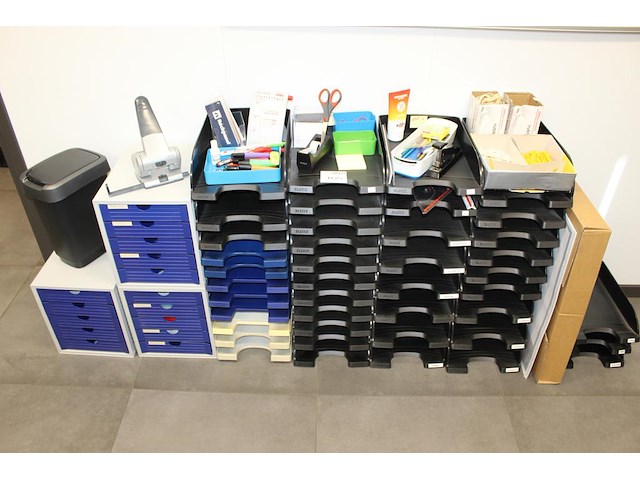 Kantoormaterialen w.o. brievenbakken, schrijfgerei en perforator. - afbeelding 1 van  4