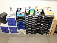 Kantoormaterialen w.o. brievenbakken, schrijfgerei en perforator. - afbeelding 1 van  4