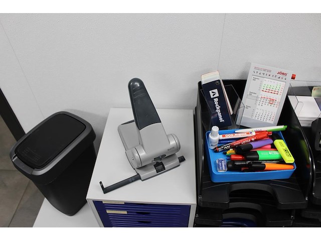 Kantoormaterialen w.o. brievenbakken, schrijfgerei en perforator. - afbeelding 2 van  4