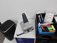 Kantoormaterialen w.o. brievenbakken, schrijfgerei en perforator. - afbeelding 2 van  4