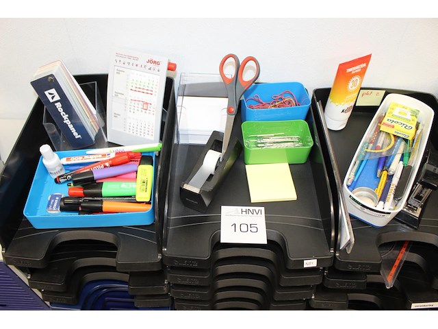 Kantoormaterialen w.o. brievenbakken, schrijfgerei en perforator. - afbeelding 3 van  4