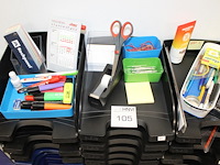 Kantoormaterialen w.o. brievenbakken, schrijfgerei en perforator. - afbeelding 3 van  4