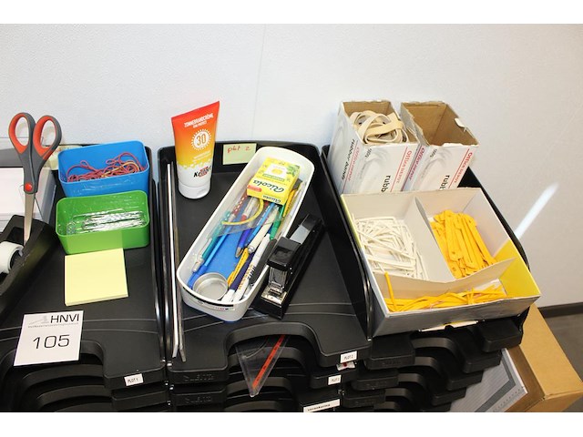 Kantoormaterialen w.o. brievenbakken, schrijfgerei en perforator. - afbeelding 4 van  4