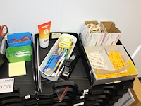 Kantoormaterialen w.o. brievenbakken, schrijfgerei en perforator. - afbeelding 4 van  4