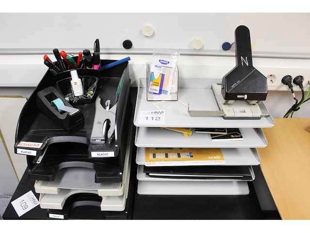 Kantoormaterialen w.o. brievenbakken, schrijfgerei en perforator. - afbeelding 1 van  1