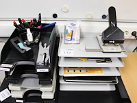 Kantoormaterialen w.o. brievenbakken, schrijfgerei en perforator. - afbeelding 1 van  1