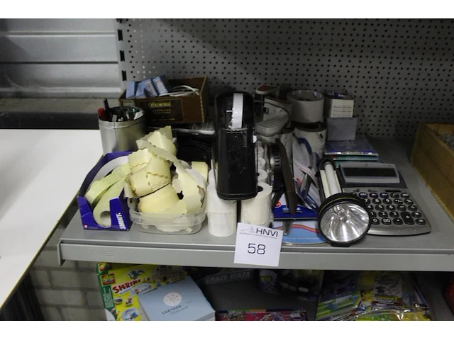 Kantoormaterialen w.o. prijslabels, zaklamp, rekenmachine, tapedispencer, scharen en telefoons - afbeelding 1 van  2