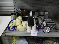 Kantoormaterialen w.o. prijslabels, zaklamp, rekenmachine, tapedispencer, scharen en telefoons - afbeelding 1 van  2