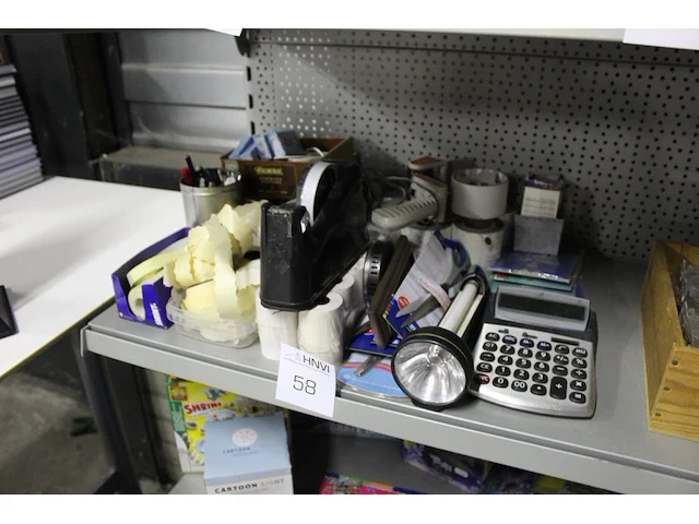 Kantoormaterialen w.o. prijslabels, zaklamp, rekenmachine, tapedispencer, scharen en telefoons - afbeelding 2 van  2