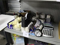 Kantoormaterialen w.o. prijslabels, zaklamp, rekenmachine, tapedispencer, scharen en telefoons - afbeelding 2 van  2
