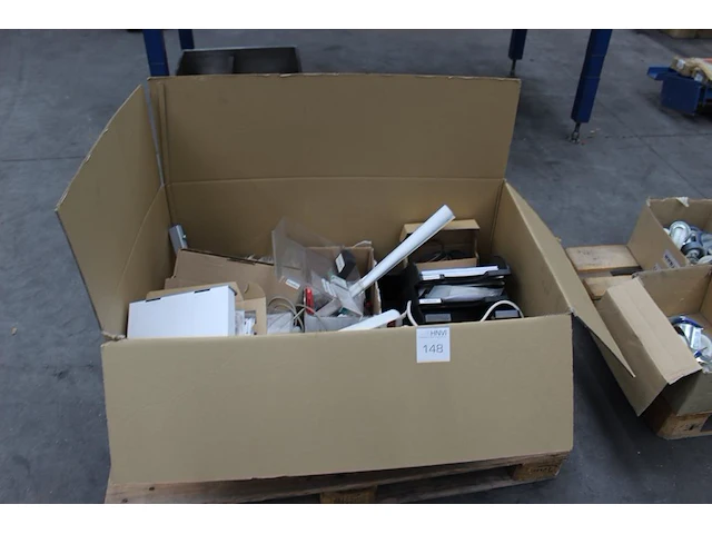 Kantoormaterialen w.o. schrijfgerei, schrijfblokken, gripzakjes, etc. in doos op pallet. - afbeelding 1 van  2