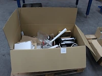 Kantoormaterialen w.o. schrijfgerei, schrijfblokken, gripzakjes, etc. in doos op pallet. - afbeelding 1 van  2
