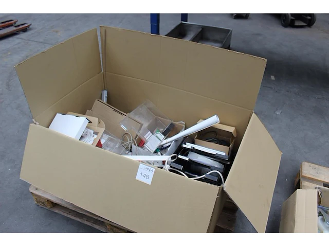 Kantoormaterialen w.o. schrijfgerei, schrijfblokken, gripzakjes, etc. in doos op pallet. - afbeelding 2 van  2