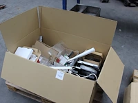 Kantoormaterialen w.o. schrijfgerei, schrijfblokken, gripzakjes, etc. in doos op pallet. - afbeelding 2 van  2
