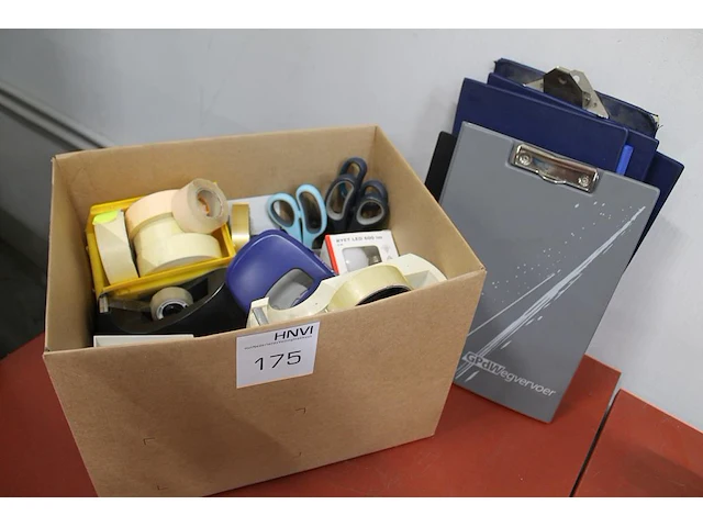 Kantoormaterialen w.o. tapedispenser, scharen, lampen, etiketten en werkmappen in en om doos. - afbeelding 1 van  2