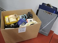Kantoormaterialen w.o. tapedispenser, scharen, lampen, etiketten en werkmappen in en om doos. - afbeelding 1 van  2