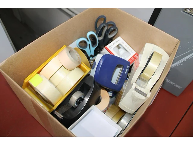 Kantoormaterialen w.o. tapedispenser, scharen, lampen, etiketten en werkmappen in en om doos. - afbeelding 2 van  2