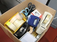 Kantoormaterialen w.o. tapedispenser, scharen, lampen, etiketten en werkmappen in en om doos. - afbeelding 2 van  2