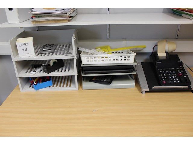 Kantoormaterialen w,o, telmachine, brievenbakjes, plakbandautomaat etc. - afbeelding 1 van  4