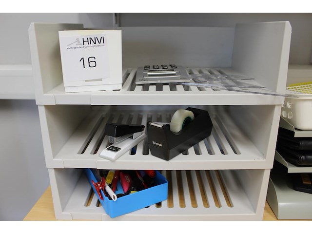 Kantoormaterialen w,o, telmachine, brievenbakjes, plakbandautomaat etc. - afbeelding 2 van  4