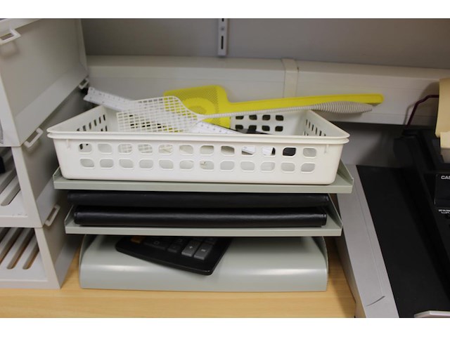 Kantoormaterialen w,o, telmachine, brievenbakjes, plakbandautomaat etc. - afbeelding 3 van  4