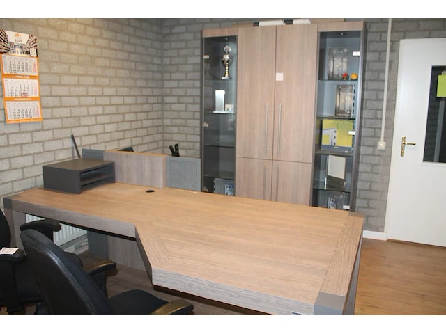 Kantoormeubilair bestaande uit een vitrinekast 165 x 47 x 217 met vier houten, twee glazen deuren en verlic... - afbeelding 1 van  6
