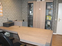 Kantoormeubilair bestaande uit een vitrinekast 165 x 47 x 217 met vier houten, twee glazen deuren en verlic...