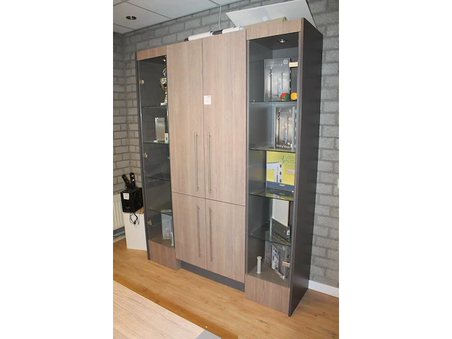 Kantoormeubilair bestaande uit een vitrinekast 165 x 47 x 217 met vier houten, twee glazen deuren en verlic... - afbeelding 2 van  6