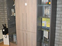 Kantoormeubilair bestaande uit een vitrinekast 165 x 47 x 217 met vier houten, twee glazen deuren en verlic... - afbeelding 2 van  6