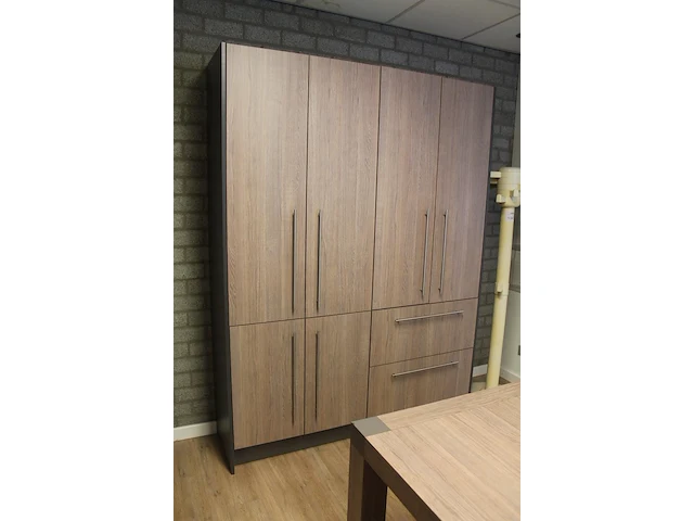 Kantoormeubilair bestaande uit een vitrinekast 165 x 47 x 217 met vier houten, twee glazen deuren en verlic... - afbeelding 3 van  6