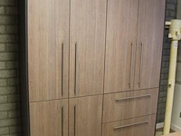 Kantoormeubilair bestaande uit een vitrinekast 165 x 47 x 217 met vier houten, twee glazen deuren en verlic... - afbeelding 3 van  6